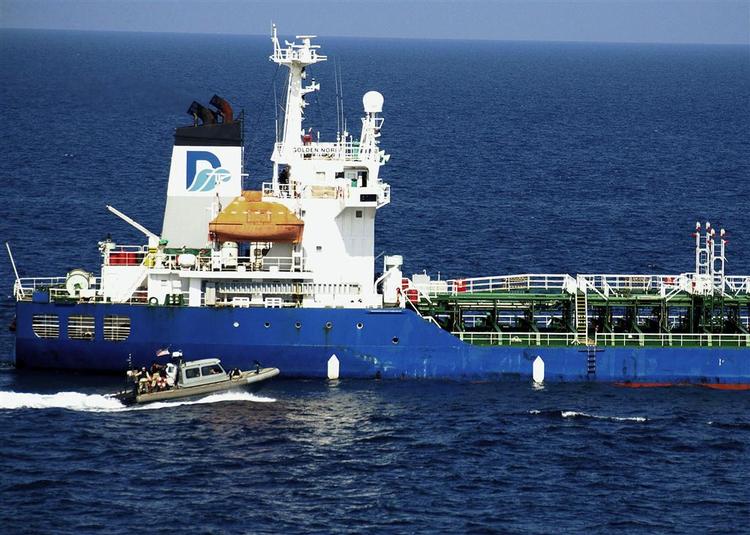 Pirateri er et udbredt fænonem ud for Somalias kyst. Billedet er fra en episode i december, hvor amerikanske marinesoldater entrer et skib, efter at det er blevet frigivet af pirater. 