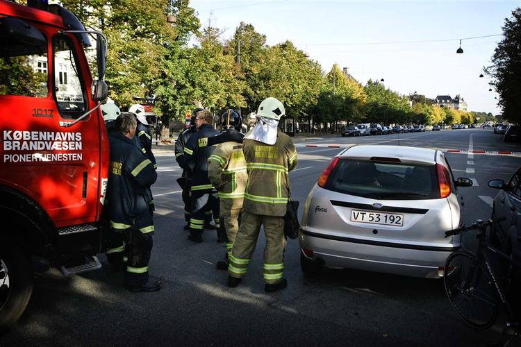 Både politi og brandvæsen er til stede ved den amerikanske ambassade. 
