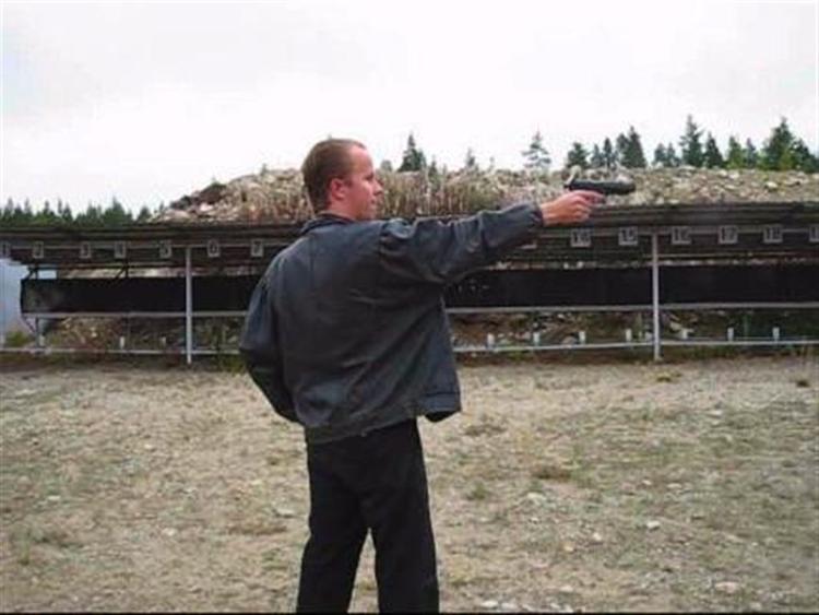 Matti Saari ses her en af de videoer, han havde lagt ud på YouTube, hvor han prøveaffyrer sin pistol. 
