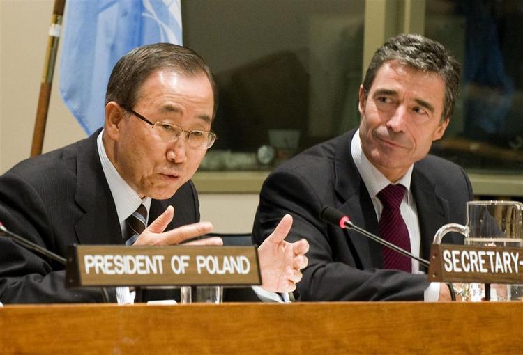 UN Secretary-General Ban Ki-moon, flanked by the Danish Prime Minister Anders Fogh Rasmussen. 
