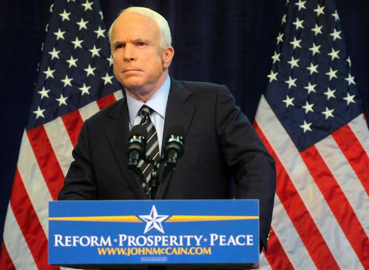 John McCain skulle have dystet mod Barack Obama i en med spænding imødeset tv-duel på fredag. Det bliver ikke til noget. 