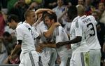 Rafael van der Vaart scorede de første to mål i Real Madrids sejr over pointløse Sporting Gijon. 