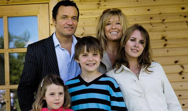 En sexdømt 20-årig mandlig skuespiller er klippet ud af TV 2's julekalender, men resten af holdet er det samme. Bagest Michael Carøe og Paprika Steen som Mikkels forældre, Mikkel i midten spillet af Marco Ilsø,  storesøster Louise til højre spillet af Mette Gregersen og endelig Mikkels lillesøster Marie spillet af Carla Sophie Fjeldsted. 