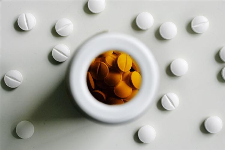 Stærk sove- eller nervemedicin sidder længe i kroppen, så man  kører, hvad der svarer til promillekørsel, hvis man kører bil med medicin i blodet. 