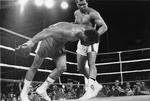 Muhammed Ali slår George Foreman ud i ringen i Zaire. 