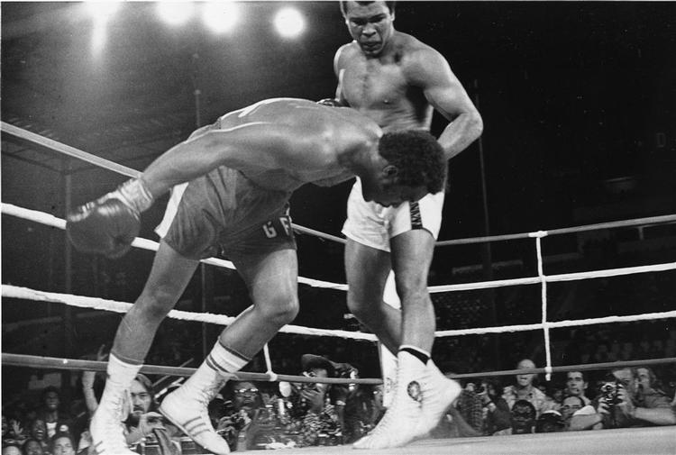 Muhammed Ali slår George Foreman ud i ringen i Zaire. 