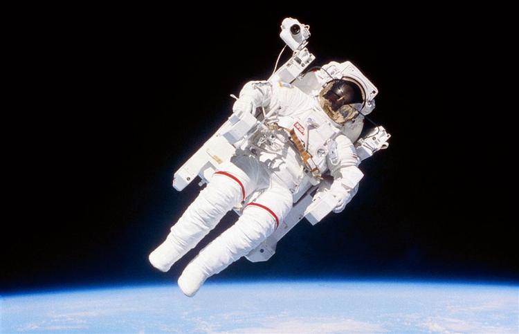Den kinesiske astronaut skal vandre i rummet i 368 kilometers højde. 