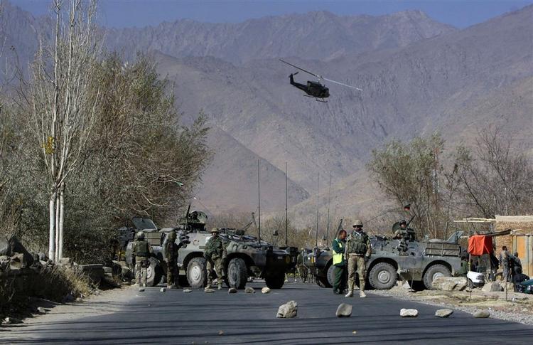 ISAF-helikopteren var på rutinepatrulje, da den blev ramt af håndvåben fra pakistanske soldater. 