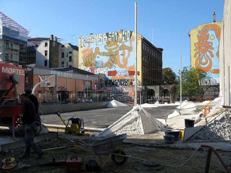 Blomstrende træer, ny boldbane og et hvidt klippelandskab forvandler snart pladsen foran Kulturhuset i Ahlefeldtgade. 