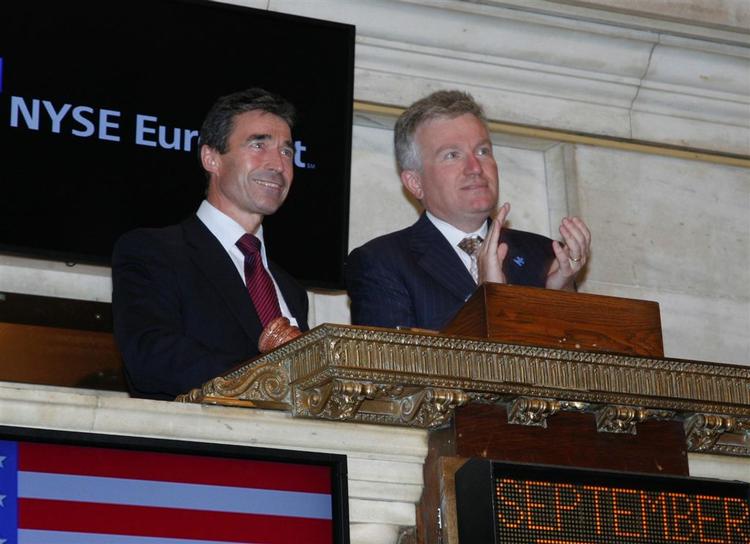 Statsminister Anders Fogh Rasmussen (V) besøgte børsen i New York i går, hvor han fik æren af at være med til at lukke dagens handel. 