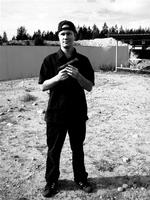 22-årige Matti Saari affyrede og poserede med sin Walther P22-pistol i flere videoer på YouTube. Videoerne førte til, at politiet kaldte den unge finne til afhøring, men han fik lov at slippe igen. 