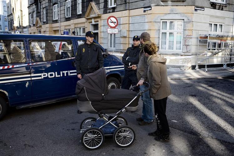 Politiet spærrede for adgangen til Brobergsgade efter fundet af skudoffer. 