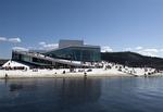 Akustikken i Oslo er eksemplarisk, arkitekturen er en stor oplevelse inde som ude, og de skrånende tagflader tiltrækker gæster og forbipasserende som en magnet. Foto: Den Norske Opera 