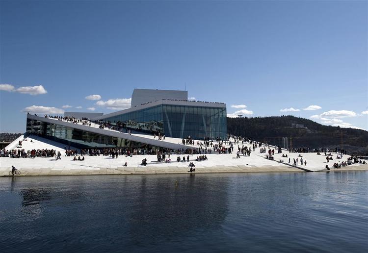 Akustikken i Oslo er eksemplarisk, arkitekturen er en stor oplevelse inde som ude, og de skrånende tagflader tiltrækker gæster og forbipasserende som en magnet. Foto: Den Norske Opera 