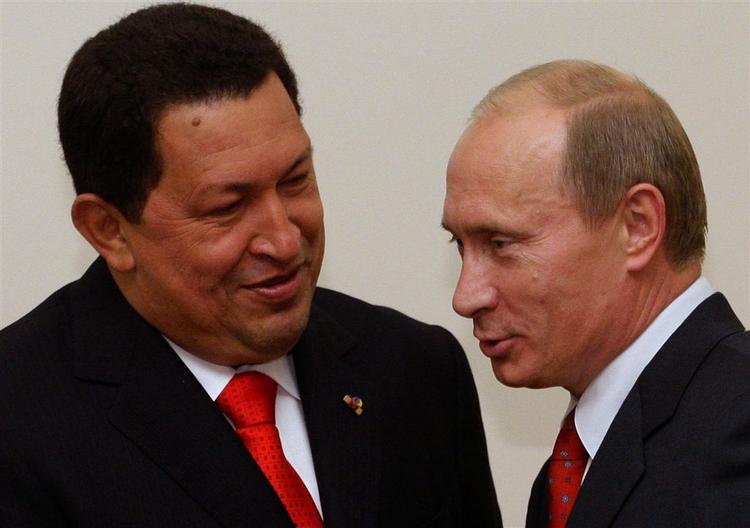 Hugo Chavez (tv) og Vladimir Putin under mødet i Moskva. 