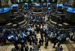Børsen i New York torsdag. Nu venter børshandlere over hele verden spændt på, om det lykkedes Bush-regeringen at få vedtaget en stor finansiel redningspakke. 