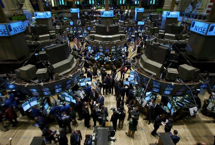 Børsen i New York torsdag. Nu venter børshandlere over hele verden spændt på, om det lykkedes Bush-regeringen at få vedtaget en stor finansiel redningspakke. 