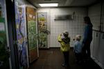 Mathias Overgaard Nielsen tager et billede af sit mesterværk, som har fået den fine plads på toilettet på Himmelev Skole. 