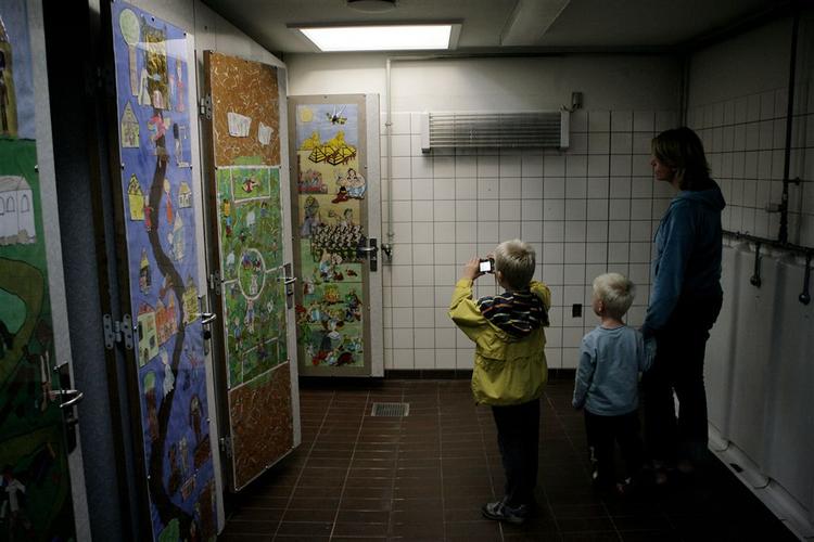 Mathias Overgaard Nielsen tager et billede af sit mesterværk, som har fået den fine plads på toilettet på Himmelev Skole. 