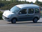 Renault Kangoo er oppe på to hjul under en ret uskyldig undvigetest. Nu kaldes alle solgte biler i Danmark ind til en opdatering. Foto: ADAC 