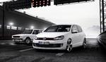 Nyeste VW Golf GTI (t.h.) er 6. generation, og den har 210 hestekræfter. Næsten dobbelt så mange som i første udgave (t.v.) med 110 hk. 