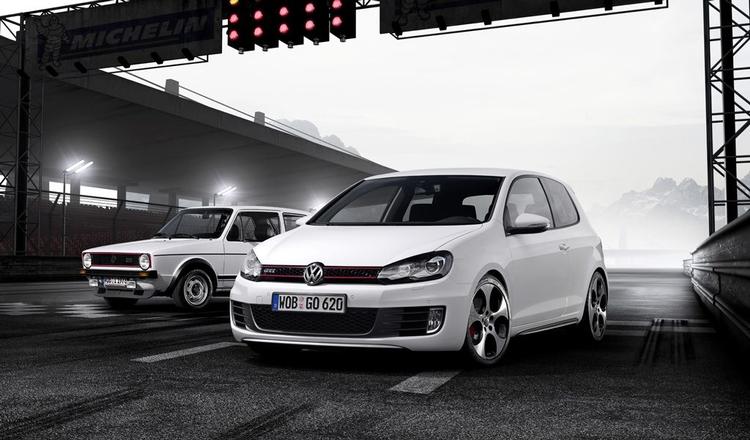 Nyeste VW Golf GTI (t.h.) er 6. generation, og den har 210 hestekræfter. Næsten dobbelt så mange som i første udgave (t.v.) med 110 hk. 