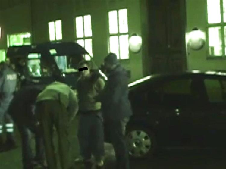 Three police officers have been sentenced to 60 and 40 days in prison for undue violence during an arrest. 