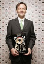 46-årige Stephen Hough med sin 'Gold Disc Award'. Hough er født i Storbritannien, men søgte og fik australsk statsborgerskab for tre år siden. 