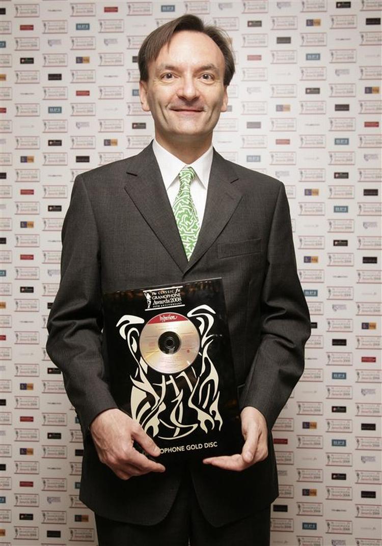 46-årige Stephen Hough med sin 'Gold Disc Award'. Hough er født i Storbritannien, men søgte og fik australsk statsborgerskab for tre år siden. 