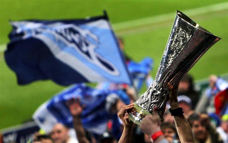UEFA Cup-trofæet blev senest vundet af Zenit Skt. Petersborg med en finalesejr over Rangers FC. 