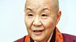 Den 86-årige buddhistiske nonne Jakucho Setouchi udgiver 25. september en roman, hun i første omgang har publiceret som løbende sms-beskeder siden maj måned i år. 