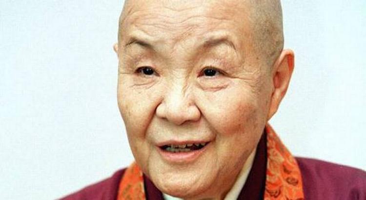 Den 86-årige buddhistiske nonne Jakucho Setouchi udgiver 25. september en roman, hun i første omgang har publiceret som løbende sms-beskeder siden maj måned i år. 