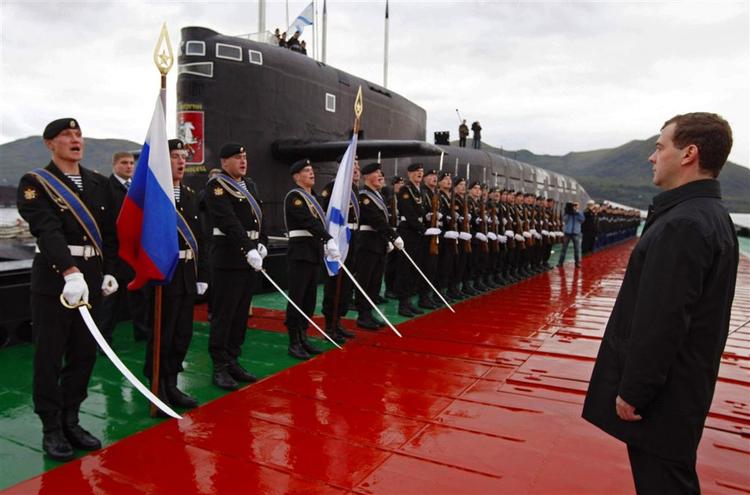 Den russiske præsident Dmitrij Medvedev undet et besøg på en ubådsbase. 