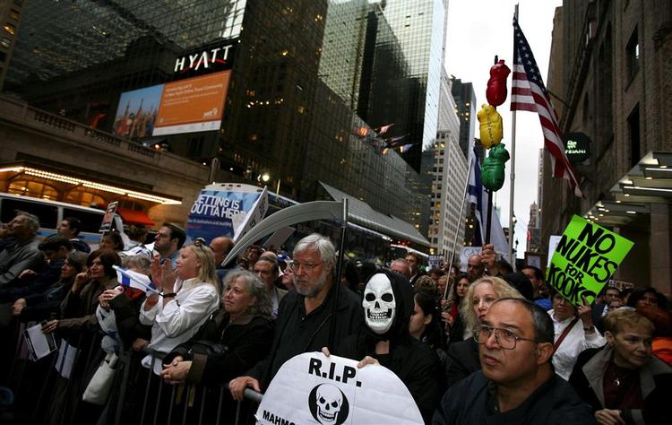 Protester i dag i New York mod Irans præsident Mahmoud Ahmedinejad. 