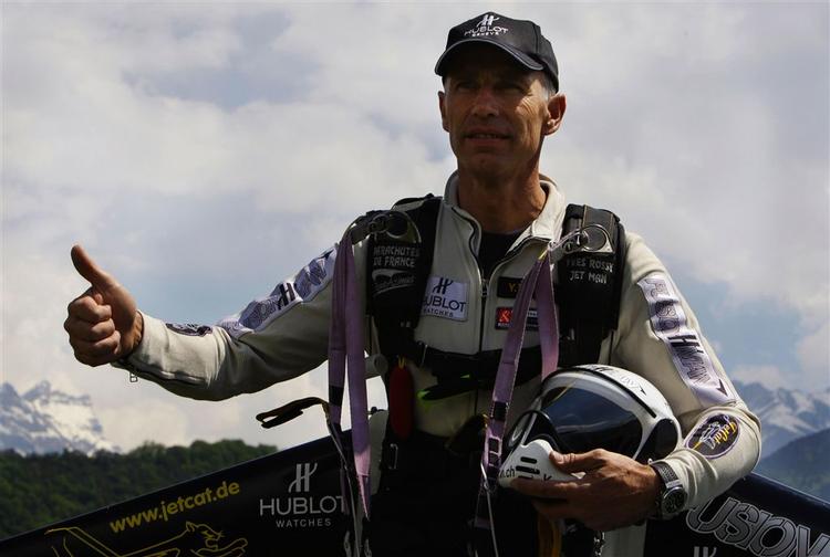 Yves Rossy brugte 35 minutter på flyveturen. 