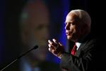 John McCain kan bryde Barack Obamas fremgang med en god præstation i deres første duel. Men forslaget om at udsætte den var politisk hasard, mener mange eksperter. Foto: Steve Helber/AP. 