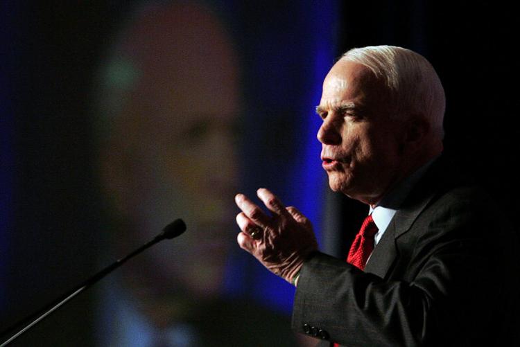 John McCain kan bryde Barack Obamas fremgang med en god præstation i deres første duel. Men forslaget om at udsætte den var politisk hasard, mener mange eksperter. Foto: Steve Helber/AP. 