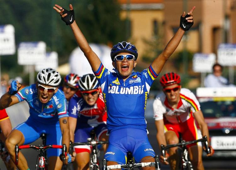 Colombianeren Fabio Andres Duarte sejrer foran en ærgerlig italiensk favorit,Simone Ponzi, der slår hånden i styret. 