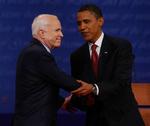 Selv om de gik hårdt til hinanden under tv-debatten, kunne præsidentkandidaterne John McCain og Barack Obama dog godt hilse pænt på hinanden. 