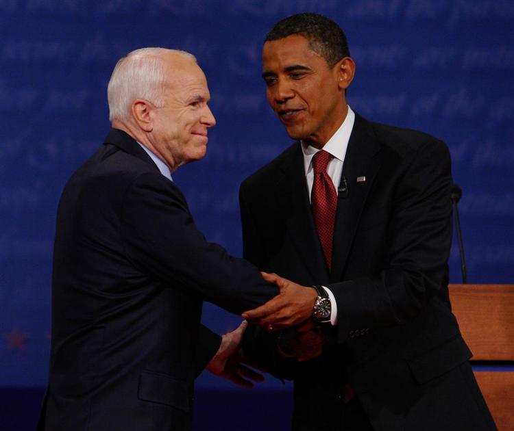 Selv om de gik hårdt til hinanden under tv-debatten, kunne præsidentkandidaterne John McCain og Barack Obama dog godt hilse pænt på hinanden. 