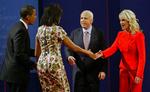 Barack Obama og John McCain ser hinanden an, mens hustruerne Michelle Obama (tv) og Cindy McCain siger pænt goddag. 