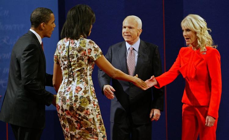 Barack Obama og John McCain ser hinanden an, mens hustruerne Michelle Obama (tv) og Cindy McCain siger pænt goddag. 