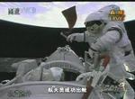 Astronauten Zhai Zhigang afslørede et kinesisk flag, da hun bevægede sig ud i det ydre rum. 