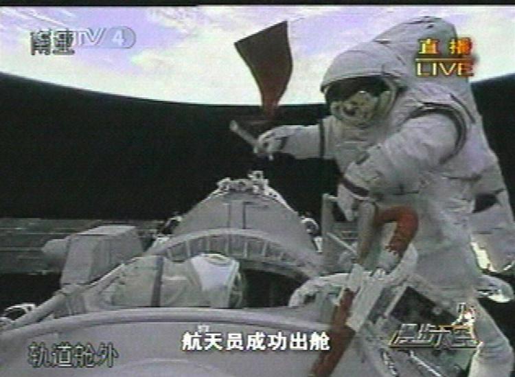 Astronauten Zhai Zhigang afslørede et kinesisk flag, da hun bevægede sig ud i det ydre rum. 