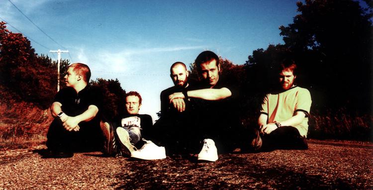 Mogwai forsøger stædigt at finde nye facetter i monotonien og repetitionen. 
