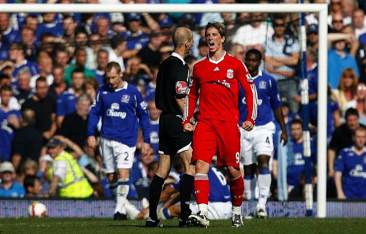 Liverpools spanske stjerne, Fernando Torres, jubler efter et af de to mål, angriberen i dag scorede mod rivalerne mod Everton. 
