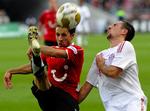 Hanover 96's Steven Cherundolo (tv) sparker bolden væk for næsen af Bayerns Franck Ribery. 