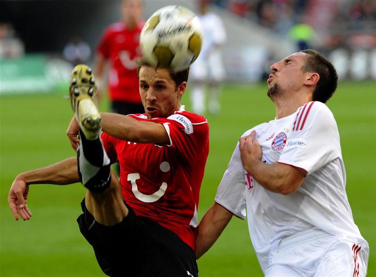 Hanover 96's Steven Cherundolo (tv) sparker bolden væk for næsen af Bayerns Franck Ribery. 