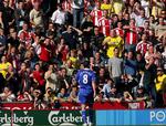 Chelsea Frank Lampard mødes med tilråb og fagter af Stokes tilhængere. 