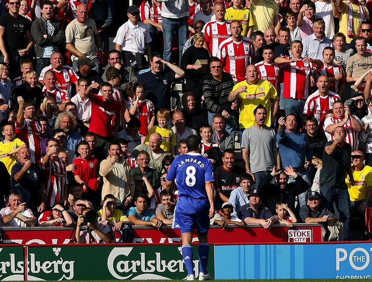 Chelsea Frank Lampard mødes med tilråb og fagter af Stokes tilhængere. 